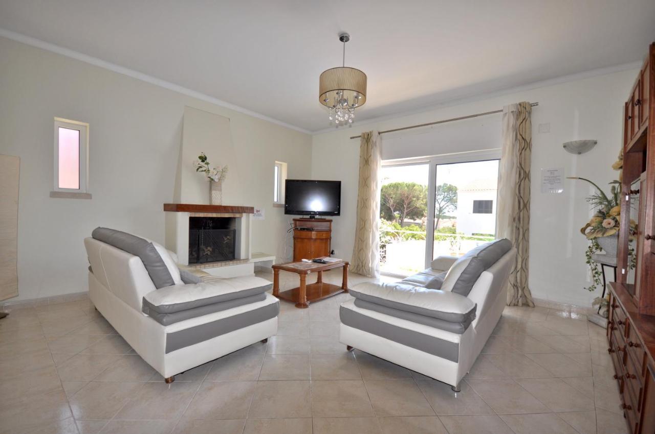 Well-Appointed Villa Is Situated In The Popular Resort Of Vilamoura Quarteira Bagian luar foto