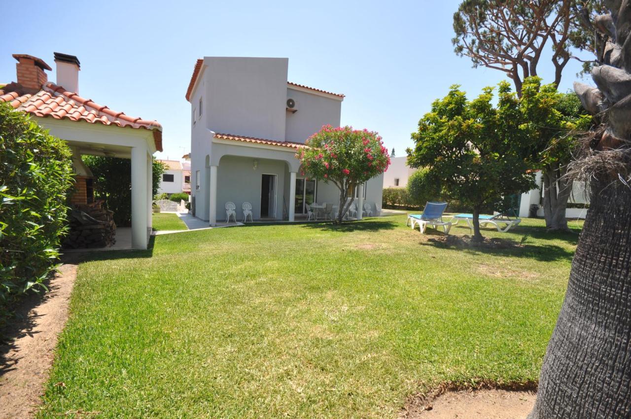 Well-Appointed Villa Is Situated In The Popular Resort Of Vilamoura Quarteira Bagian luar foto