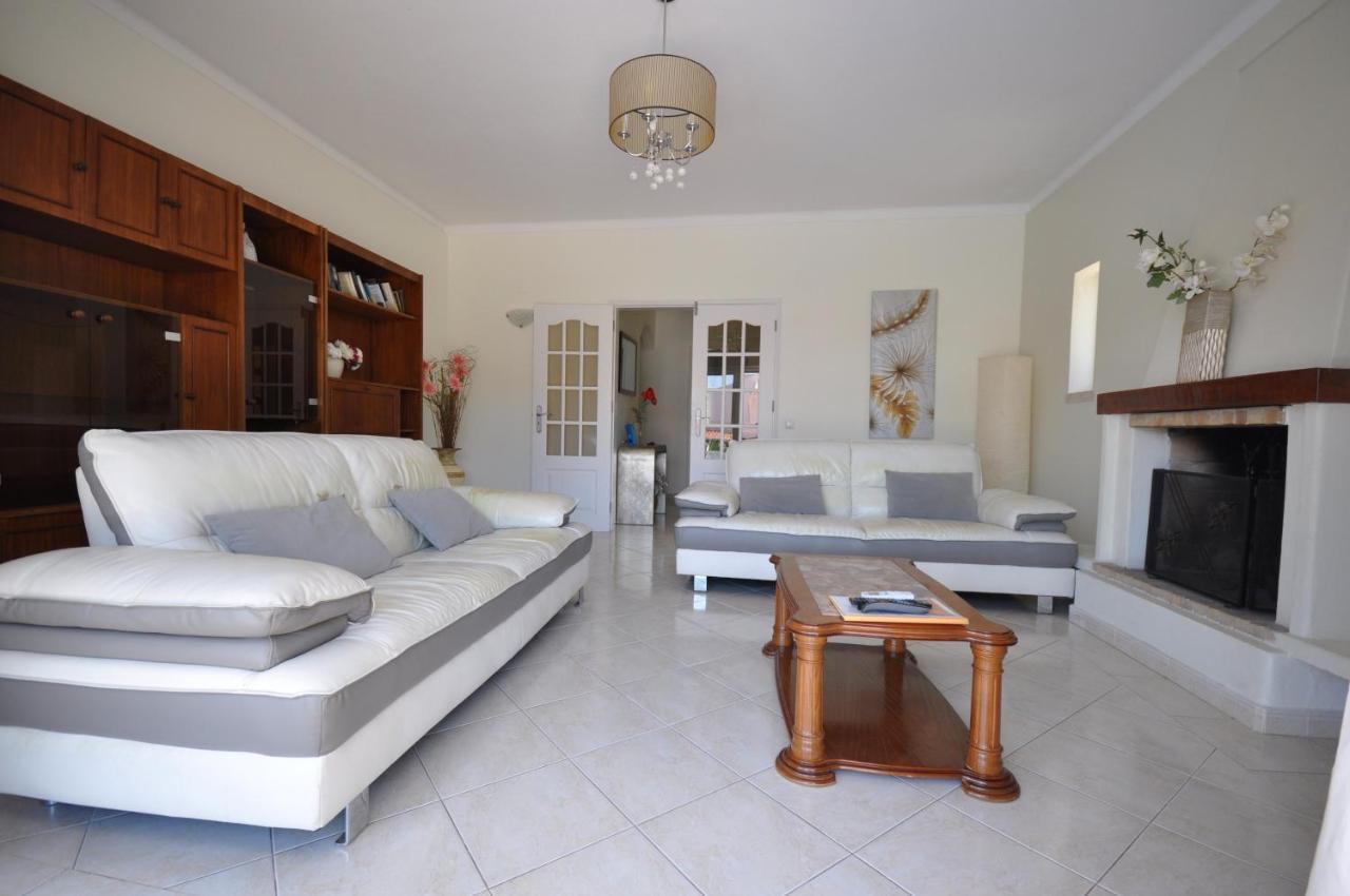 Well-Appointed Villa Is Situated In The Popular Resort Of Vilamoura Quarteira Bagian luar foto