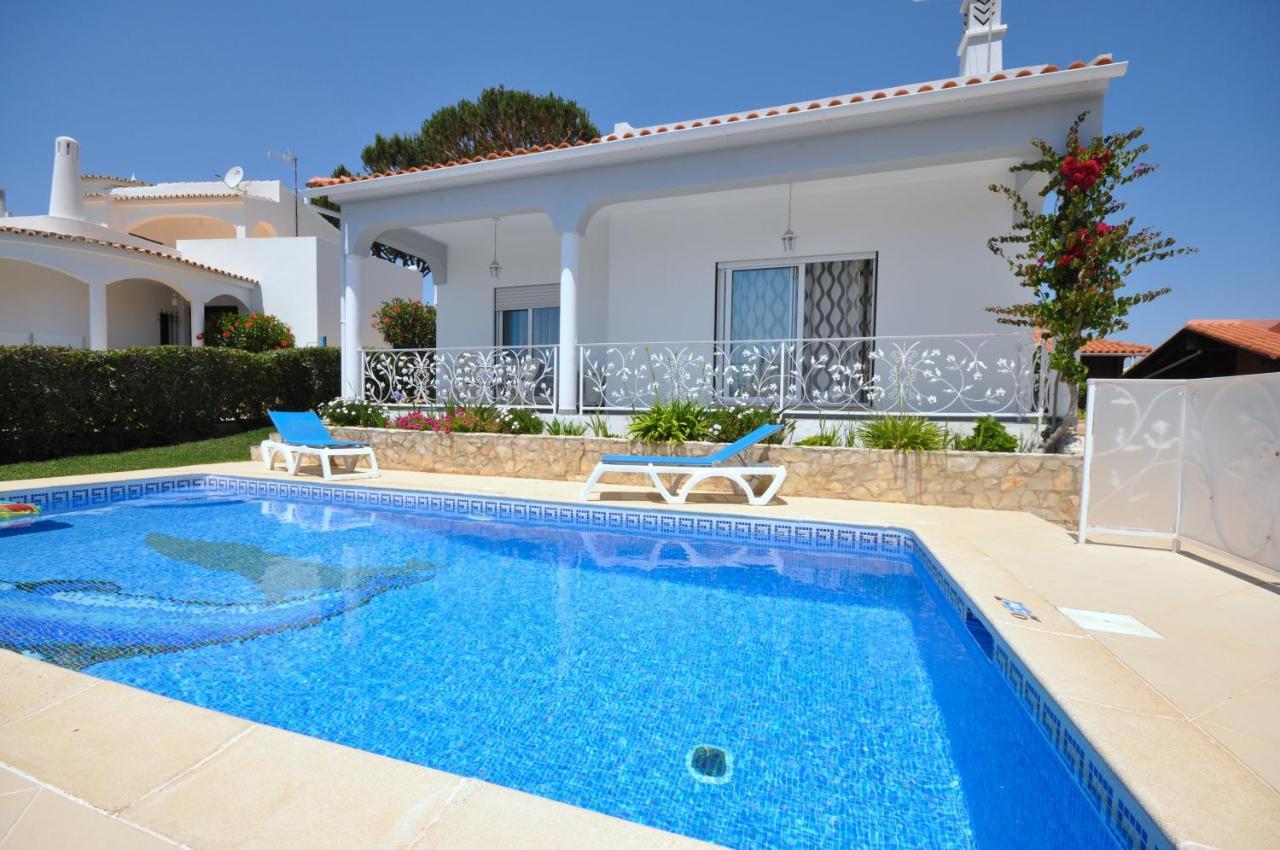 Well-Appointed Villa Is Situated In The Popular Resort Of Vilamoura Quarteira Bagian luar foto