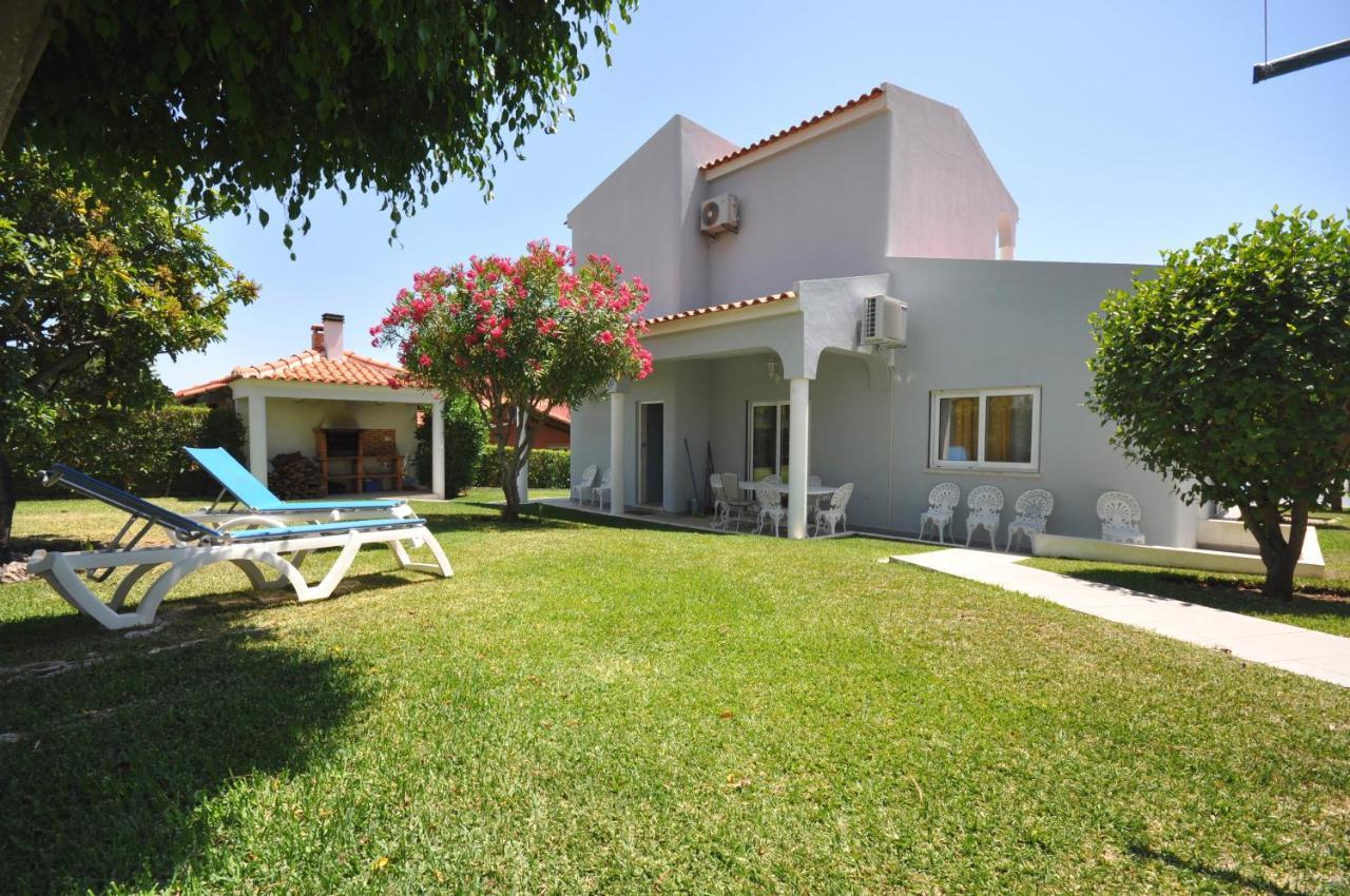 Well-Appointed Villa Is Situated In The Popular Resort Of Vilamoura Quarteira Bagian luar foto