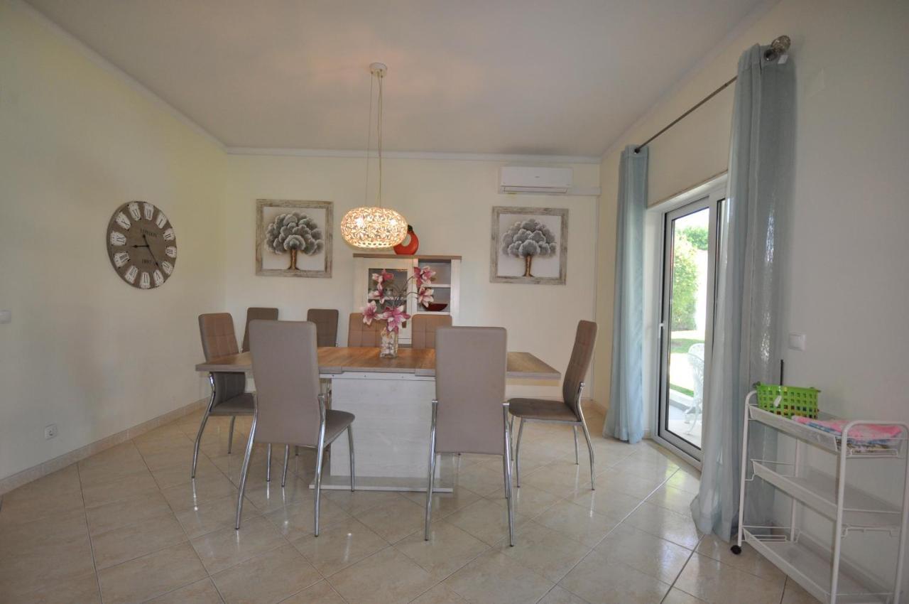 Well-Appointed Villa Is Situated In The Popular Resort Of Vilamoura Quarteira Bagian luar foto