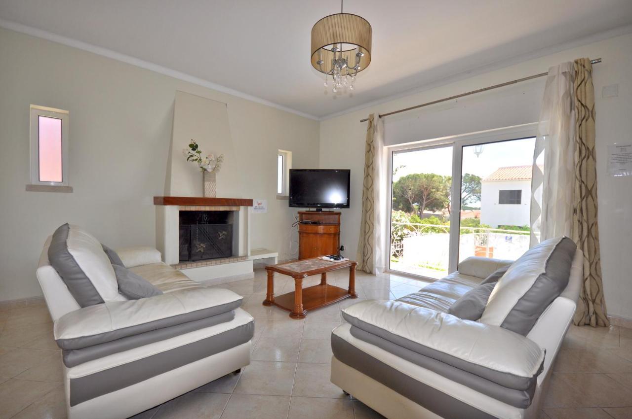 Well-Appointed Villa Is Situated In The Popular Resort Of Vilamoura Quarteira Bagian luar foto