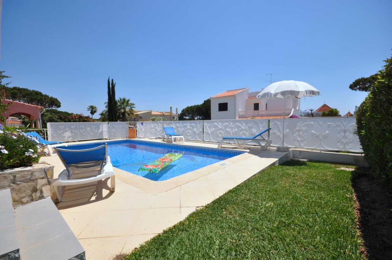 Well-Appointed Villa Is Situated In The Popular Resort Of Vilamoura Quarteira Bagian luar foto