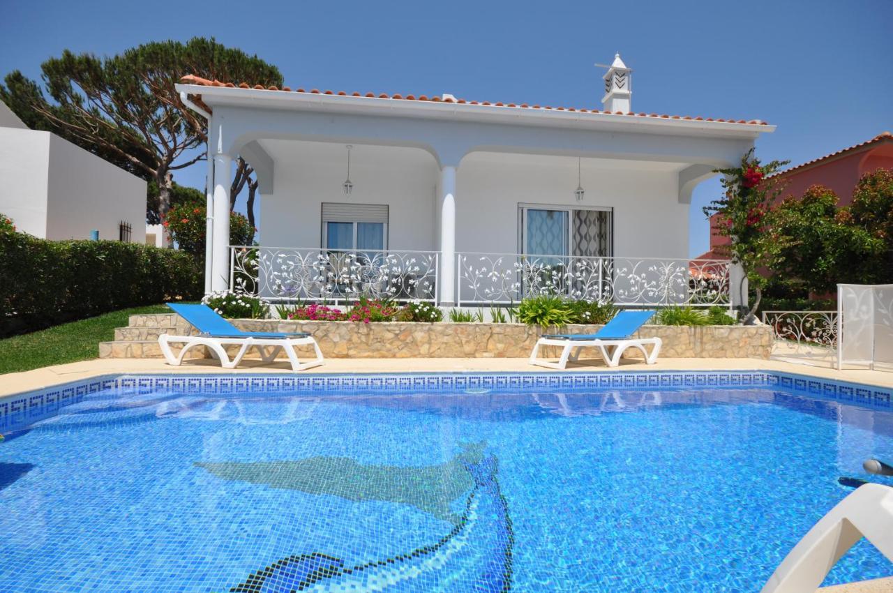 Well-Appointed Villa Is Situated In The Popular Resort Of Vilamoura Quarteira Bagian luar foto