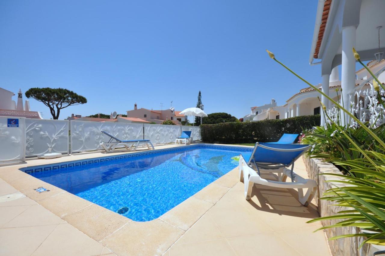 Well-Appointed Villa Is Situated In The Popular Resort Of Vilamoura Quarteira Bagian luar foto