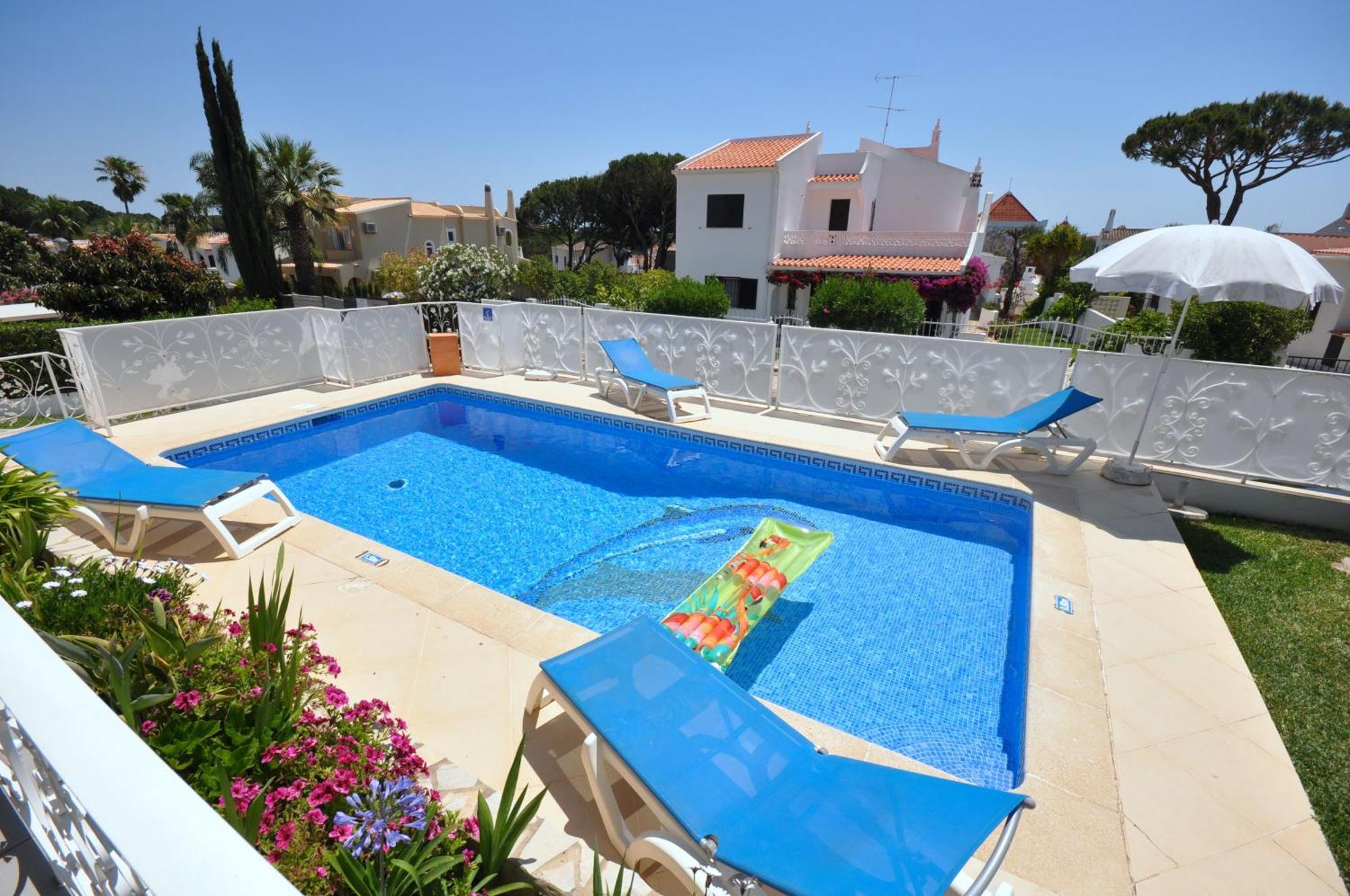 Well-Appointed Villa Is Situated In The Popular Resort Of Vilamoura Quarteira Bagian luar foto