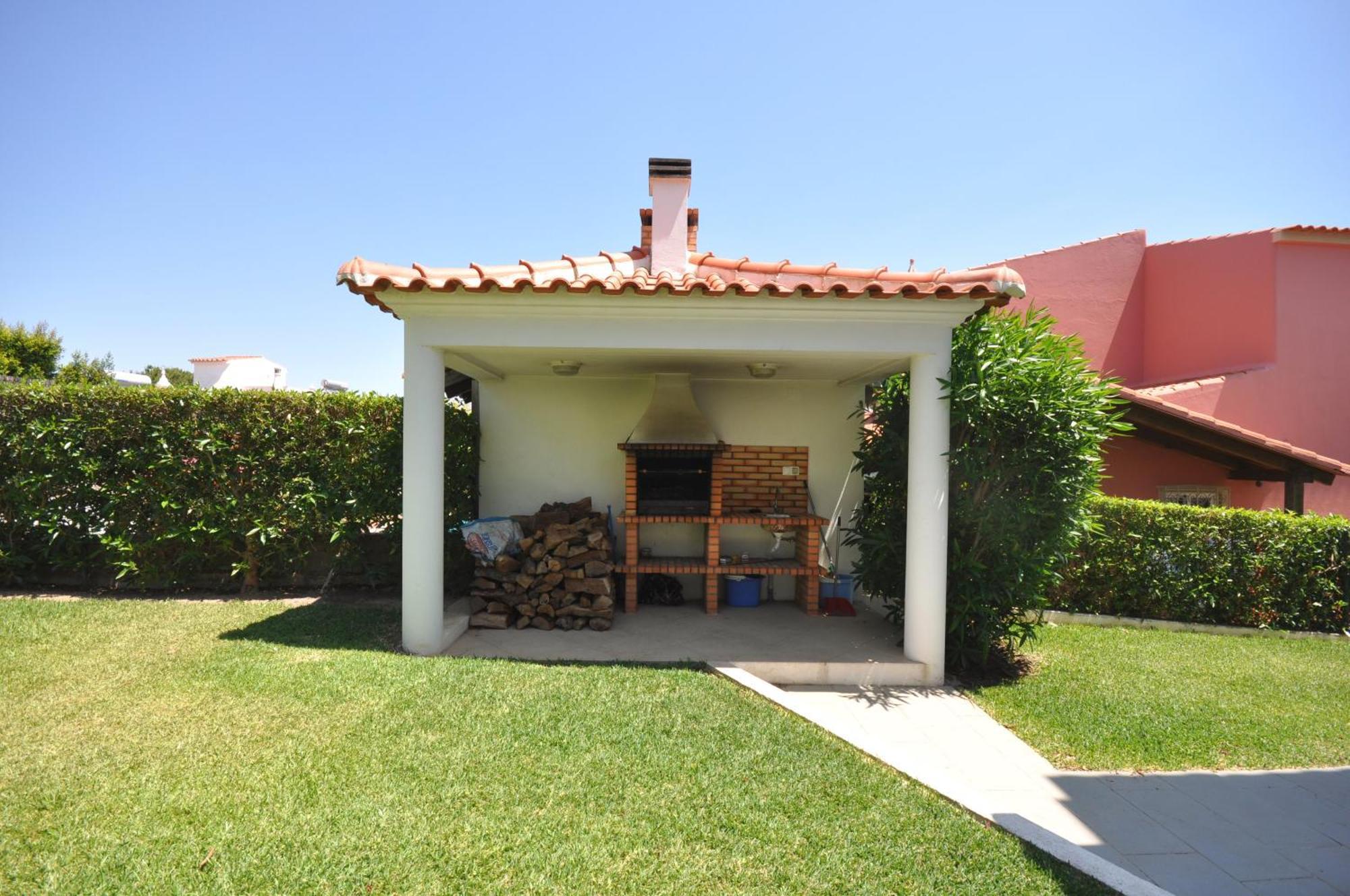 Well-Appointed Villa Is Situated In The Popular Resort Of Vilamoura Quarteira Bagian luar foto